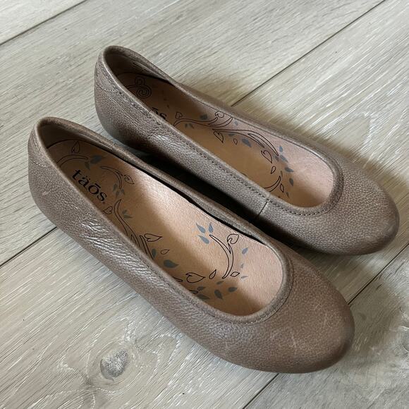 Taos 'Rascal' Women's 6 Round Toe Comfort Flat Pewter Tan Orthotic Walking Shoe - Picture 7 of 7